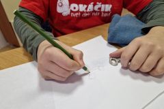 Kreslíme poslepiačky